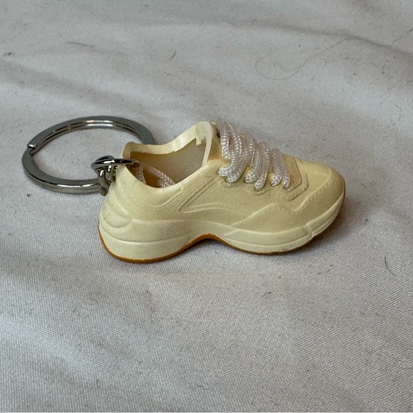 Fashion Cream Shoe Keychain - Picture 3 of 3